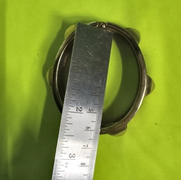 Goldtone pyramids Black hinged bracelet - Picture 3 of 5